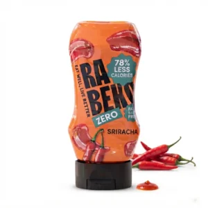 Rabeko Zero Sriracha sos u crvenoj bočici uz čili papričice
