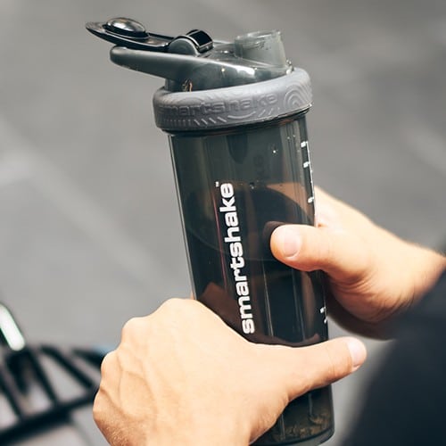 ŠEJKER REVIVE 750ml - BLACK 3 SmartShake Revive Black 750 ml – crni šejker u rukama korisnika