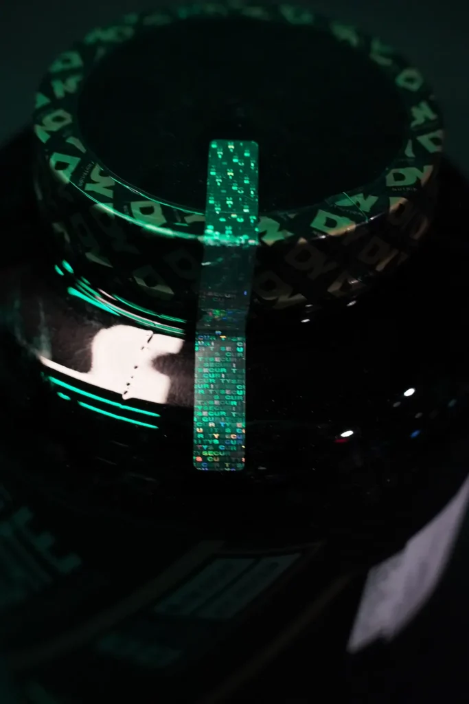 slika sa hologramskom zastitnom trakom